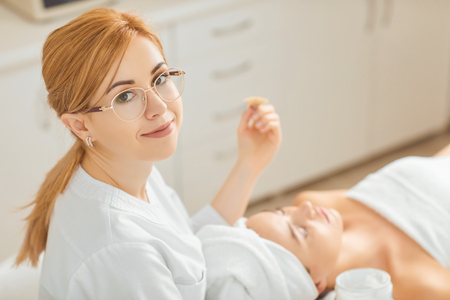 Moderne Behandlungsmethoden gegen Pigmentflecken: Von Hautarzt-Therapien bis zu medizinischer Kosmetik