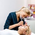 Typische Behandlungen in der medizinischen Kosmetik: Von Peelings bis Lasertherapien