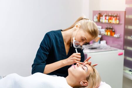 Typische Behandlungen in der medizinischen Kosmetik: Von Peelings bis Lasertherapien