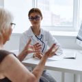 Die Rolle der Narbenkorrektur im deutschen Gesundheitssystem: Kassenleistungen und Privatleistungen