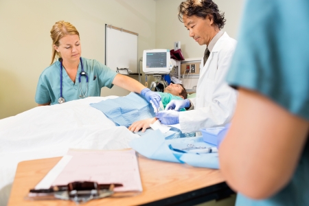 Kostenübernahme durch die gesetzliche Krankenversicherung bei medizinisch notwendigen Schönheitsoperationen: Kriterien und Beispiele