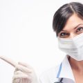 Interdisziplinäre Ansätze: Zusammenarbeit zwischen Dermatologen, Chirurgen und Psychologen bei Männerästhetik