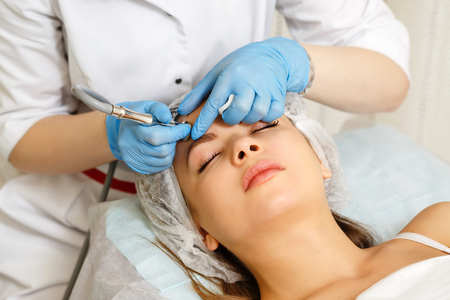 Narbenreduktion nach Akne: Möglichkeiten in der dermatologischen Kosmetik