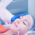 Natürliche Resultate bei Bruststraffung und -vergrößerung: Der Trend zur dezenten Ästhetik in Deutschland