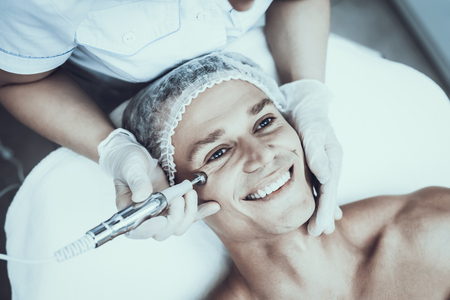 Finanzierung und Kostenüberblick: Facelift & Mini-Facelift in deutschen Kliniken