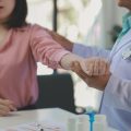 Ablauf, Nachsorge und Risiken von PRP-Behandlungen für Patientinnen und Patienten