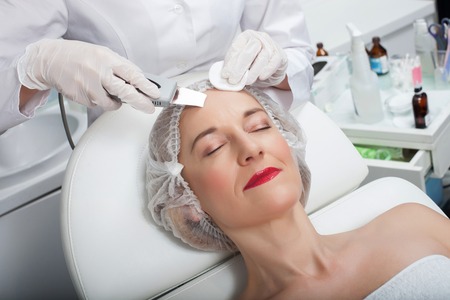 Geschichte der ästhetischen Gesichtschirurgie: Der Weg zum Facelift in Deutschland