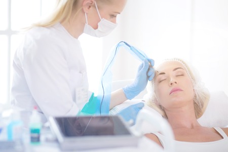 Hautärztliche Vorsorge: Wann sollte man bei Couperose oder Rosazea zum Dermatologen?