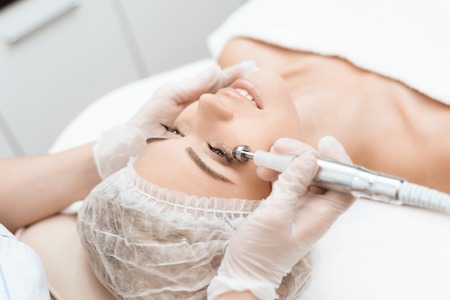 Vorbereitung auf eine Bauchdeckenstraffung: Was ist vor dem Eingriff in Deutschland zu beachten?